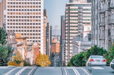 San Francisco, California, ABD - 16 Ekim 2021, San Francisco 'da tipik bir bölge olan bir tepe ve teleferik üzerindeki görkemli evler dizisi. Fotoğraf, pastel renklerde işlendi