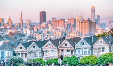 Alamo Meydanı 'ndaki Boyalı Kadınlar Viktorya dönemi evleri ve San Francisco gökdelenleri manzarası. Fotoğraf, pastel renklerde işlendi