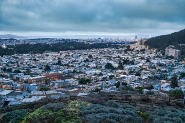 San Francisco, Kaliforniya, ABD - 5 Ekim 2021, San Francisco Grandview Parkı 'nın tepesinden şehrin akşam manzarası 16. caddenin yanındaki basamakların yanında. Fotoğraf düzenleme, pastel renklerde..