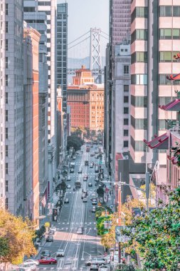 San Francisco, California, ABD - 16 Ekim 2021, San Francisco 'da tipik bir bölge olan bir tepe ve teleferik üzerindeki görkemli evler dizisi. Fotoğraf, pastel renklerde işlendi