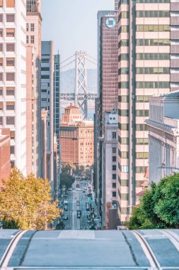 San Francisco, California, ABD - 16 Ekim 2021, San Francisco 'da tipik bir bölge olan bir tepe ve teleferik üzerindeki görkemli evler dizisi. Fotoğraf, pastel renklerde işlendi