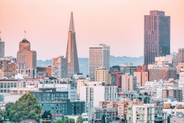 Alamo Meydanı 'ndaki Viktorya dönemi evlerinin arkasındaki San Francisco gökdelenleri. Fotoğraf, pastel renklerde işlendi