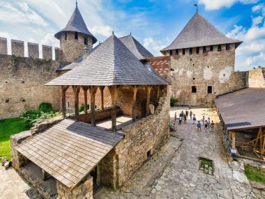 KHOTYN, UKRAINE - 02 Temmuz 2021, Khotyn kalesinin içindeki avlu. Bir grup turist, gezintiye çıktılar..