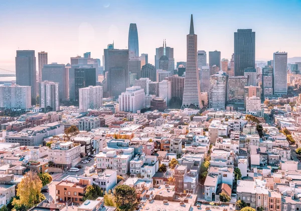 美丽的空中景观从科伊特塔到旧金山市中心 宏伟的摩天大楼 著名的美国城市 照片用彩色照片编辑 — 图库照片