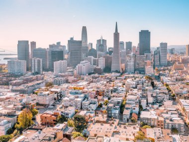 Coit Kulesi 'nden San Francisco şehir merkezine kadar çok güzel bir hava manzarası var. Ünlü Amerikan şehrinin muhteşem gökdelenleri. Fotoğraf pastel renklerle düzenlendi.