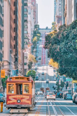 San Francisco, California, ABD - 16 Ekim 2021, teleferik, San Francisco şehir merkezindeki Union Meydanı 'nın canlı şehir merkezinde Powell Caddesi' nin popüler tepesine çıkıyor..
