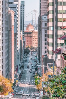 San Francisco, California, ABD - 16 Ekim 2021, San Francisco 'da tipik bir bölge olan bir tepe ve teleferik üzerindeki görkemli evler dizisi. Fotoğraf, pastel renklerde işlendi