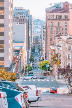 San Francisco, California, ABD - 16 Ekim 2021, San Francisco 'da tipik bir mahalle olan tepedeki görkemli evlerden oluşan bir sıra. Fotoğraf, pastel renklerde işlendi