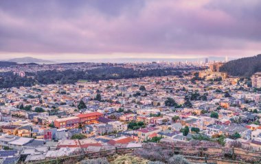 San Francisco, Kaliforniya, ABD - 5 Ekim 2021, San Francisco Grandview Parkı 'nın tepesinden şehrin akşam manzarası 16. caddenin yanındaki basamakların yanında. Fotoğraf düzenleme, pastel renklerde..