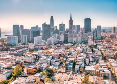 Coit Kulesi 'nden San Francisco şehir merkezine kadar çok güzel bir hava manzarası var. Ünlü Amerikan şehrinin muhteşem gökdelenleri. Fotoğraf pastel renklerle düzenlendi.