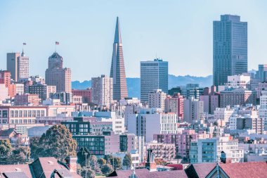 Alamo Meydanı 'ndaki Viktorya dönemi evlerinin arkasındaki San Francisco gökdelenleri. Fotoğraf, pastel renklerde işlendi