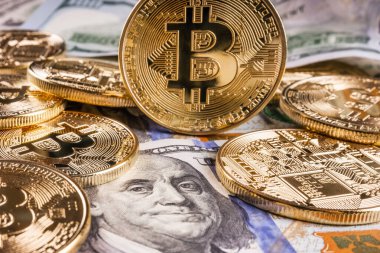 Kripto Bitcoin 1 dolar bitcoin, sanal para ve 100 dolar banknotlar. Amerikan doları üzerinden Bitcoin. Dolar 'dan Bitcoin' e. Şifreli paralar ve dolarlarla donatılmış bir geçmiş. Altın Bitcoin. Yakın çekim, makro fotoğrafçılık