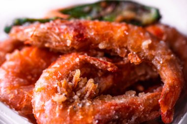 Kızarmış kral karidesleri, yakın plan, lezzetli, çıtır çıtır, sığ tarla derinliğinde bir fotoğraf. Lezzetli yemek konsepti.