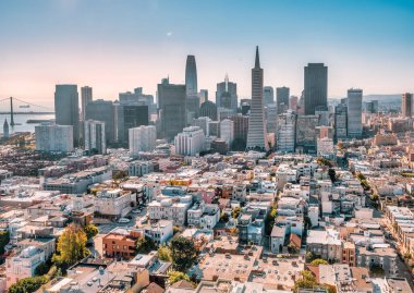 Coit Kulesi 'nden San Francisco şehir merkezine kadar çok güzel bir hava manzarası var. Ünlü Amerikan şehrinin muhteşem gökdelenleri. Fotoğraf pastel renklerle düzenlendi.