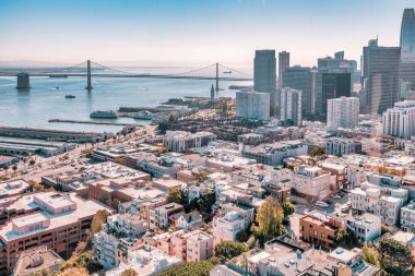 Coit Kulesi 'nden San Francisco şehir merkezine kadar çok güzel bir hava manzarası var. Ünlü Amerikan şehrinin muhteşem gökdelenleri. Fotoğraf pastel renklerle düzenlendi.