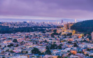 San Francisco, California, ABD - 5 Ekim 2021, San Franciscos Grandview Park 'ın tepesinden şehrin akşam manzarası 16. caddenin yanındaki basamakların yanında. Fotoğraf düzenleme, pastel renklerde..