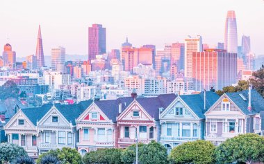 Alamo Meydanı 'ndaki Boyalı Kadınlar Viktorya dönemi evleri ve San Francisco gökdelenleri manzarası. Fotoğraf, pastel renklerde işlendi