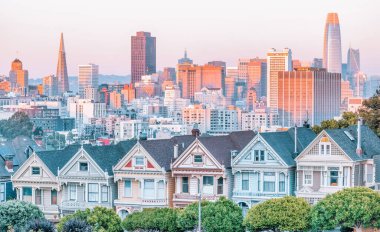 Alamo Meydanı 'ndaki Boyalı Kadınlar Viktorya dönemi evleri ve San Francisco gökdelenleri manzarası. Fotoğraf, pastel renklerde işlendi