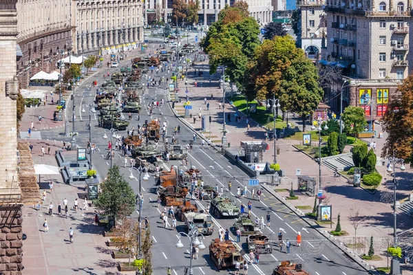 KYIV, UKRAINE - 25 Ağustos 2022 Khreschatyk 'teki Rus askeri teçhizatı yok edildi. Ukrayna 'nın bağımsızlığı gününde imha edilmiş Rus tanklarının geçit töreni