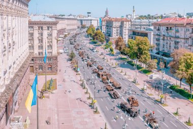 KYIV, UKRAINE - 25 Ağustos 2022 Khreschatyk 'teki Rus askeri teçhizatı yok edildi. Ukrayna 'nın bağımsızlığı gününde imha edilmiş Rus tanklarının geçit töreni