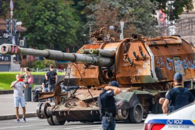 KYIV, UKRAINE - 23 Ağustos 2022 Khreschatyk 'teki Rus askeri teçhizatı yok edildi. Ukrayna 'nın bağımsızlığı gününde imha edilmiş Rus tanklarının geçit töreni