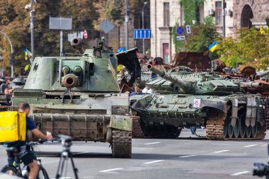 KYIV, UKRAINE - 23 Ağustos 2022 Khreschatyk 'teki Rus askeri teçhizatı yok edildi. Ukrayna 'nın bağımsızlığı gününde imha edilmiş Rus tanklarının geçit töreni