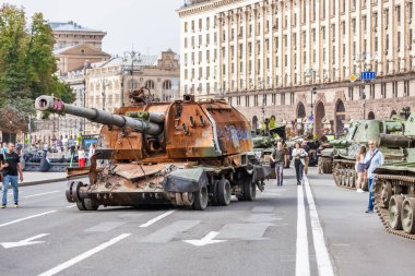 KYIV, UKRAINE - 23 Ağustos 2022 Khreschatyk 'teki Rus askeri teçhizatı yok edildi. Ukrayna 'nın bağımsızlığı gününde imha edilmiş Rus tanklarının geçit töreni