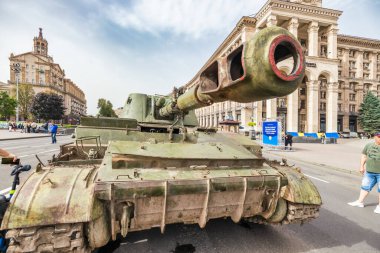 KYIV, UKRAINE - 23 Ağustos 2022 Khreschatyk 'teki Rus askeri teçhizatı yok edildi. Ukrayna 'nın bağımsızlığı gününde imha edilmiş Rus tanklarının geçit töreni
