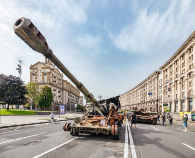 KYIV, UKRAINE - 23 Ağustos 2022 Khreschatyk 'teki Rus askeri teçhizatı yok edildi. Ukrayna 'nın bağımsızlığı gününde imha edilmiş Rus tanklarının geçit töreni