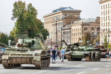 KYIV, UKRAINE - 23 Ağustos 2022 Khreschatyk 'teki Rus askeri teçhizatı yok edildi. Ukrayna 'nın bağımsızlığı gününde imha edilmiş Rus tanklarının geçit töreni