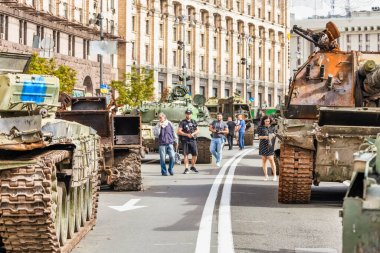 KYIV, UKRAINE - 23 Ağustos 2022 Khreschatyk 'teki Rus askeri teçhizatı yok edildi. Ukrayna 'nın bağımsızlığı gününde imha edilmiş Rus tanklarının geçit töreni