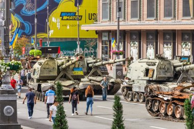 KYIV, UKRAINE - 23 Ağustos 2022 Khreschatyk 'teki Rus askeri teçhizatı yok edildi. Ukrayna 'nın bağımsızlığı gününde imha edilmiş Rus tanklarının geçit töreni