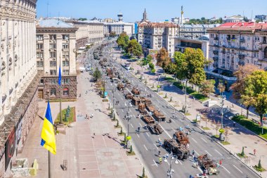 KYIV, UKRAINE - 25 Ağustos 2022 Khreschatyk 'teki Rus askeri teçhizatı yok edildi. Ukrayna 'nın bağımsızlığı gününde imha edilmiş Rus tanklarının geçit töreni