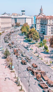 KYIV, UKRAINE - 25 Ağustos 2022 Khreschatyk 'teki Rus askeri teçhizatı yok edildi. Ukrayna 'nın bağımsızlığı gününde imha edilmiş Rus tanklarının geçit töreni