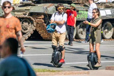KYIV, UKRAINE - 24 Ağustos 2022 Khreschatyk 'teki Rus askeri teçhizatı yok edildi. Ukrayna 'nın bağımsızlığı gününde imha edilmiş Rus tanklarının geçit töreni