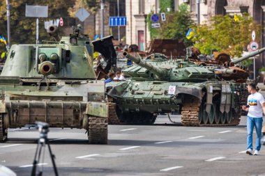 KYIV, UKRAINE - 23 Ağustos 2022 Khreschatyk 'teki Rus askeri teçhizatı yok edildi. Ukrayna 'nın bağımsızlığı gününde imha edilmiş Rus tanklarının geçit töreni