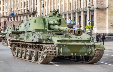 KYIV, UKRAINE - 23 Ağustos 2022 Khreschatyk 'teki Rus askeri teçhizatı yok edildi. Ukrayna 'nın bağımsızlığı gününde imha edilmiş Rus tanklarının geçit töreni