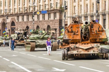 KYIV, UKRAINE - 23 Ağustos 2022 Khreschatyk 'teki Rus askeri teçhizatı yok edildi. Ukrayna 'nın bağımsızlığı gününde imha edilmiş Rus tanklarının geçit töreni