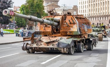 KYIV, UKRAINE - 23 Ağustos 2022 Khreschatyk 'teki Rus askeri teçhizatı yok edildi. Ukrayna 'nın bağımsızlığı gününde imha edilmiş Rus tanklarının geçit töreni