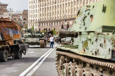 KYIV, UKRAINE - 23 Ağustos 2022 Khreschatyk 'teki Rus askeri teçhizatı yok edildi. Ukrayna 'nın bağımsızlığı gününde imha edilmiş Rus tanklarının geçit töreni