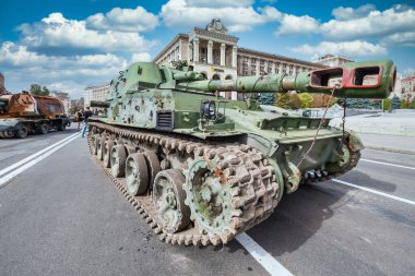 KYIV, UKRAINE - 23 Ağustos 2022 Khreschatyk 'teki Rus askeri teçhizatı yok edildi. Ukrayna 'nın bağımsızlığı gününde imha edilmiş Rus tanklarının geçit töreni