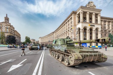 KYIV, UKRAINE - 23 Ağustos 2022 Khreschatyk 'teki Rus askeri teçhizatı yok edildi. Ukrayna 'nın bağımsızlığı gününde imha edilmiş Rus tanklarının geçit töreni