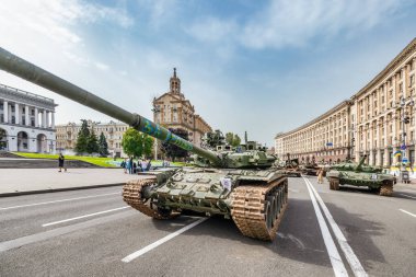 KYIV, UKRAINE - 23 Ağustos 2022 Khreschatyk 'teki Rus askeri teçhizatı yok edildi. Ukrayna 'nın bağımsızlığı gününde imha edilmiş Rus tanklarının geçit töreni