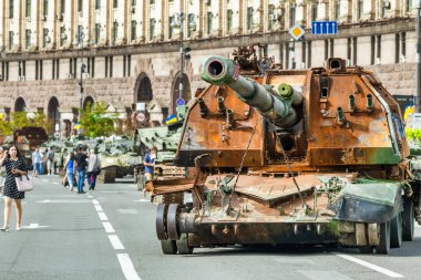 KYIV, UKRAINE - 23 Ağustos 2022 Khreschatyk 'teki Rus askeri teçhizatı yok edildi. Ukrayna 'nın bağımsızlığı gününde imha edilmiş Rus tanklarının geçit töreni