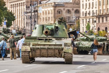 KYIV, UKRAINE - 23 Ağustos 2022 Khreschatyk 'teki Rus askeri teçhizatı yok edildi. Ukrayna 'nın bağımsızlığı gününde imha edilmiş Rus tanklarının geçit töreni
