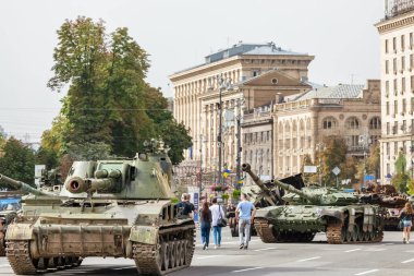 KYIV, UKRAINE - 23 Ağustos 2022 Khreschatyk 'teki Rus askeri teçhizatı yok edildi. Ukrayna 'nın bağımsızlığı gününde imha edilmiş Rus tanklarının geçit töreni