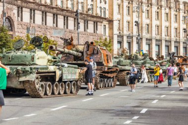 KYIV, UKRAINE - 23 Ağustos 2022 Khreschatyk 'teki Rus askeri teçhizatı yok edildi. Ukrayna 'nın bağımsızlığı gününde imha edilmiş Rus tanklarının geçit töreni