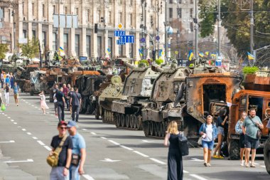 KYIV, UKRAINE - 23 Ağustos 2022 Khreschatyk 'teki Rus askeri teçhizatı yok edildi. Ukrayna 'nın bağımsızlığı gününde imha edilmiş Rus tanklarının geçit töreni