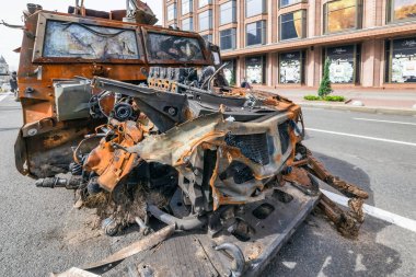 KYIV, UKRAINE - 23 Ağustos 2022 Khreschatyk 'teki Rus askeri teçhizatı yok edildi. Ukrayna 'nın bağımsızlığı gününde imha edilmiş Rus tanklarının geçit töreni