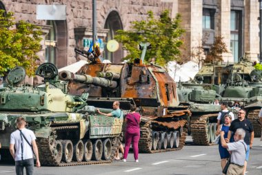 KYIV, UKRAINE - 23 Ağustos 2022 Khreschatyk 'teki Rus askeri teçhizatı yok edildi. Ukrayna 'nın bağımsızlığı gününde imha edilmiş Rus tanklarının geçit töreni
